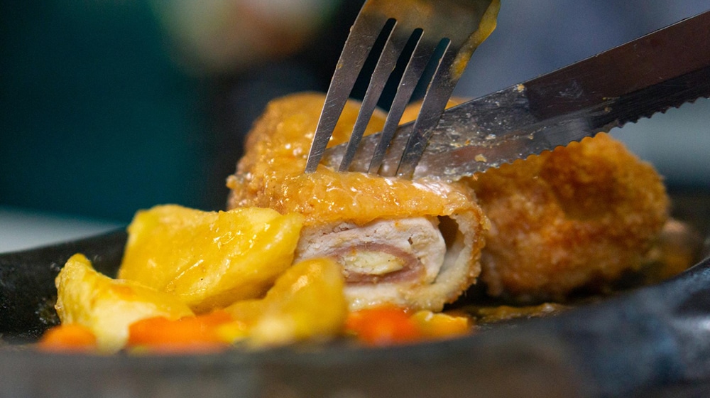 Cordon bleu maison doré avec fromage coulant