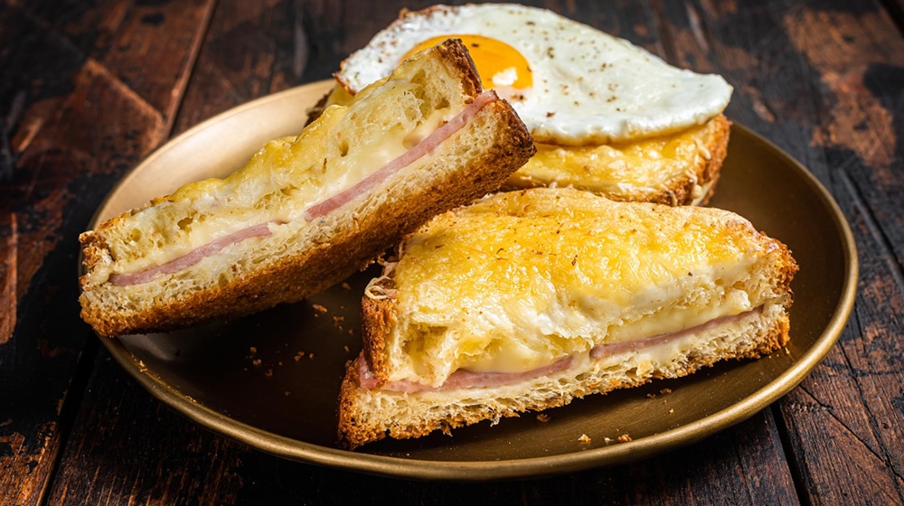 Croque-monsieur doré et fondant au fromage