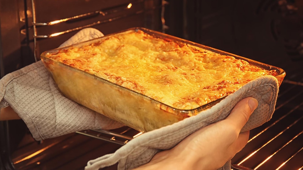 Lasagnes à la bolognaise gratinées sortant du four
