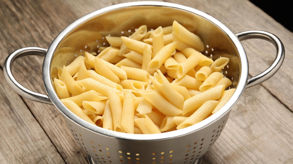 Pâtes al dente dans une passoire