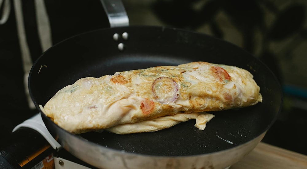 Cuire une omelette à la poêle