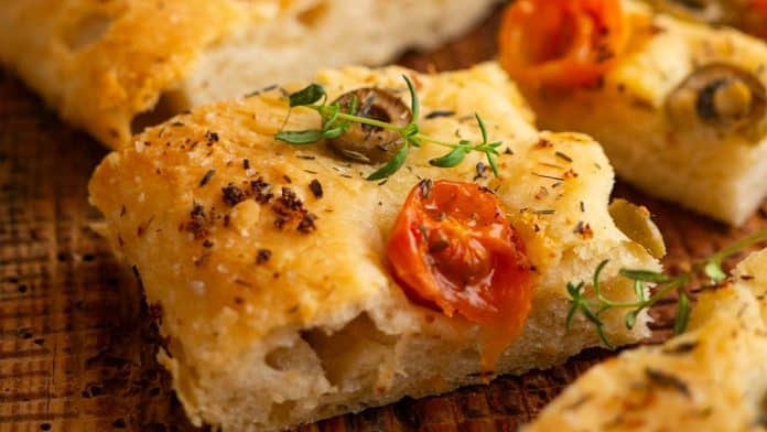 Recette Focaccia Italienne Traditionnelle : La Meilleure Méthode (Moelleuse & Croustillante)