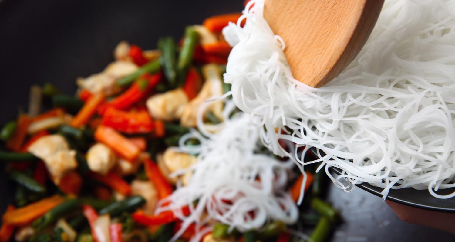 Cuisson des nouilles de riz au wok
