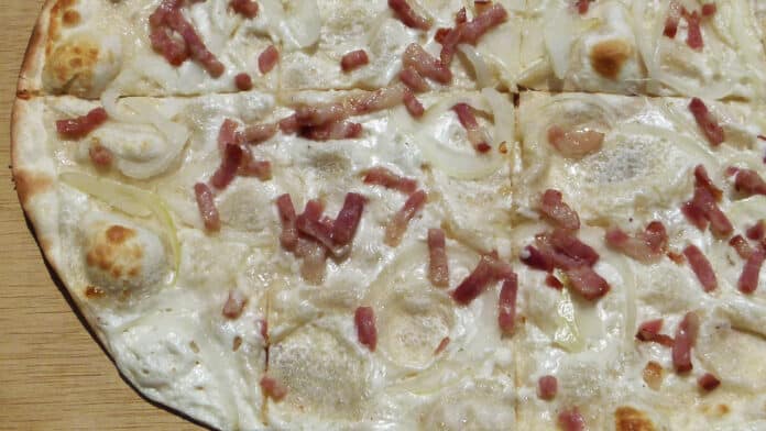 Pâte à flammekueche fine et croustillante : la recette facile et rapide
